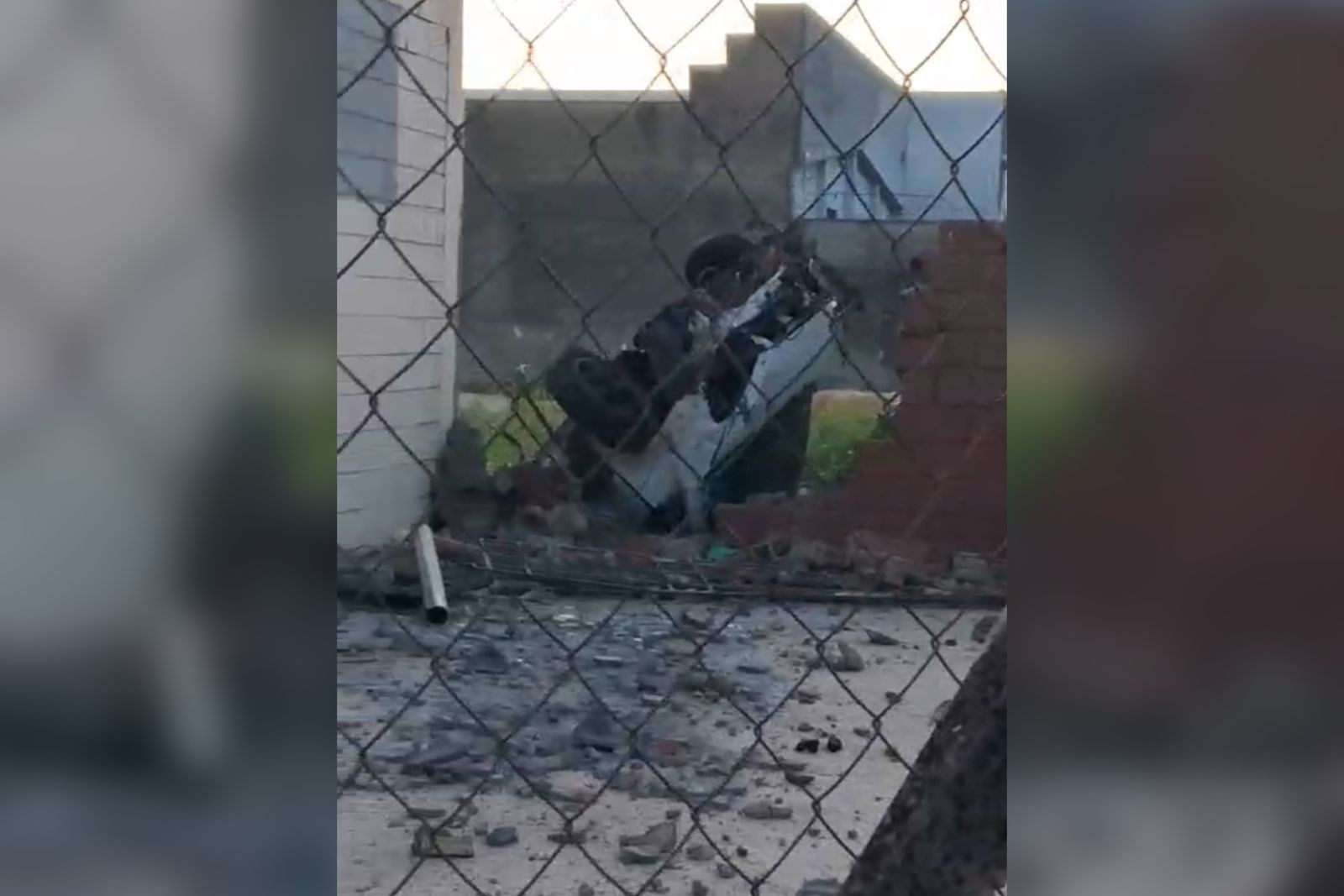 Motorista é socorrido depois de bater em muro e capotar carro na zona norte de Sorocaba | Sorocaba e Jundiaí